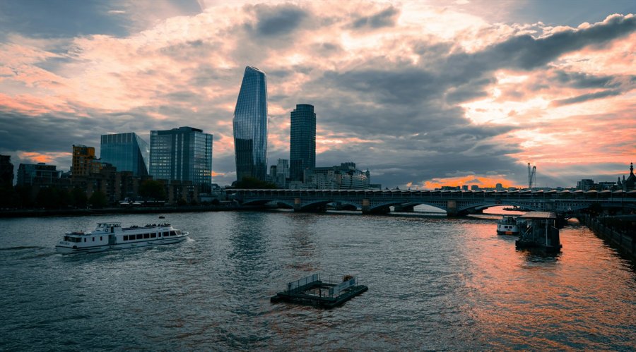 央行持续增持黄金 业内预计国际金价将呈现震荡上涨趋势